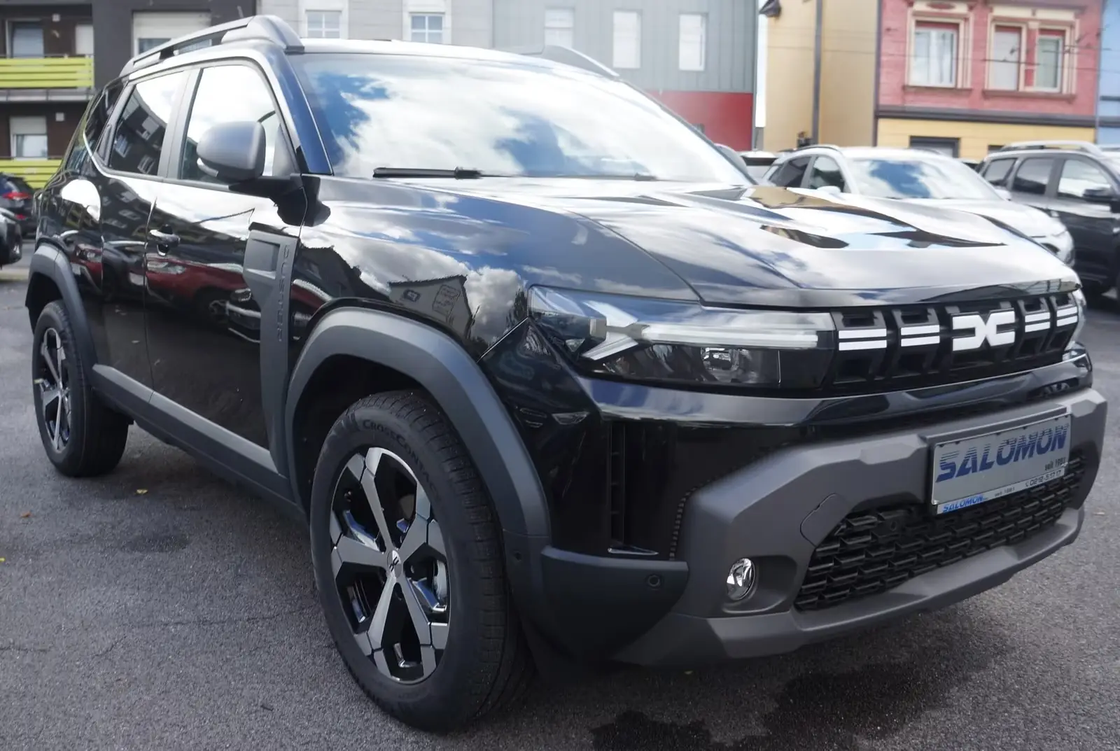 Dacia Duster vor dem Autocenter Salomon an der Kuller Straße in Solingen
